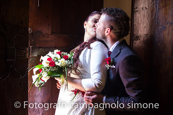 fotografo matrimonio Marostica, servizio fotografico sposi Marostica, foto nozze Marostica, album sposi Marostica, jari e lara, sposi a Marostica, foto sposi che si baciano appena finito il matrimonio in chiesa a Marostica, gli sposi escono dalla chiesa di Marostica, lo sposo abbraccia la sposa