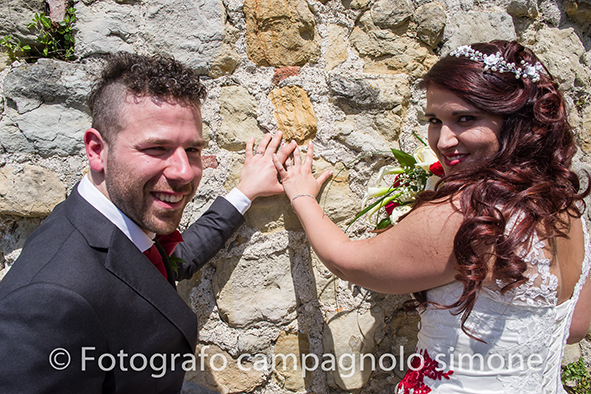 fotografo matrimonio Marostica, servizio fotografico sposi Marostica, foto nozze Marostica, album sposi Marostica, jari e lara, sposi a Marostica, foto delle mani degli sposi a Marostica, nella foto gli sposi appoggiano le mani sulle mura e fanno fotografare gli anelli di matrimonio a Marostica