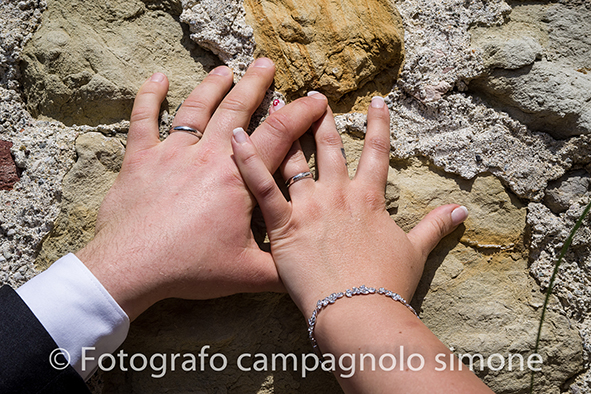 fotografo matrimonio Marostica, servizio fotografico sposi Marostica, foto nozze Marostica, album sposi Marostica, jari e lara, sposi a Marostica, primo piano degli anelli degli sposi a Marostica, si fanno fotografare a Marostica con le mani intrecciate per valorizzare gli anelli di nozze.