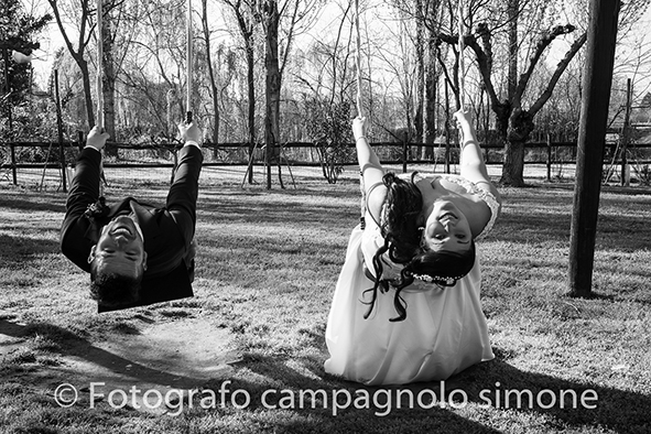 fotografo matrimonio Marostica, servizio fotografico sposi Marostica, foto nozze Marostica, album sposi Marostica, jari e lara, sposi a Marostica, fotografia degli sposi in altalena, lo sposo e la sposa si dondolano nell'altalena del parco di Marostica